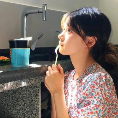 院子里的女人